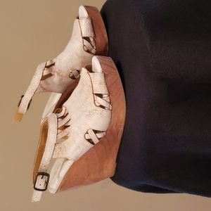 Very Volatile, Size 9, white, leather and wood wedge